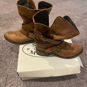 Steve Madden slouch boot size 7.5. Gently worn and comfy.